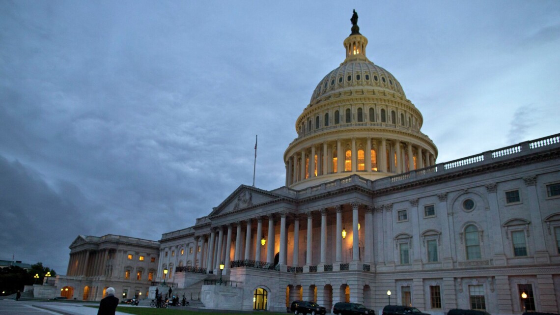 Сенат США вслед за Палатой представителей принял законодательный пакет по части государственного бюджета США, предусматривающий полное финансирование ряда министерств и ведомств.