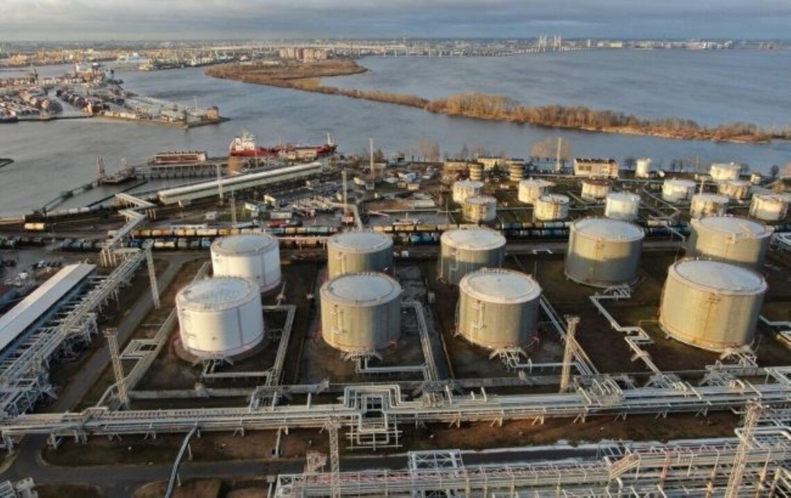 Удары Украины по российским заводам значительно сократили нефтеперерабатывающие возможности Москвы. Поэтому в россии запретили экспорт бензина.