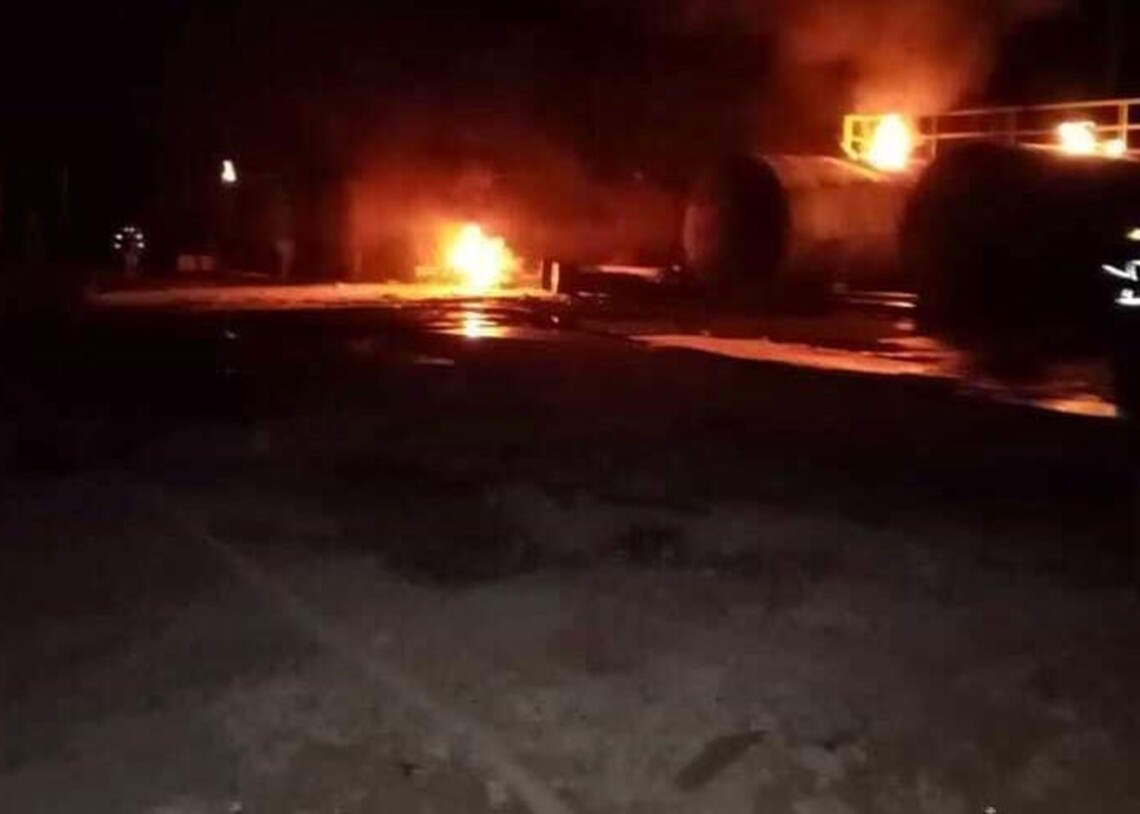 В Курске сообщили, что утром украинский беспилотник упал и загорелся на территории нефтебазы.