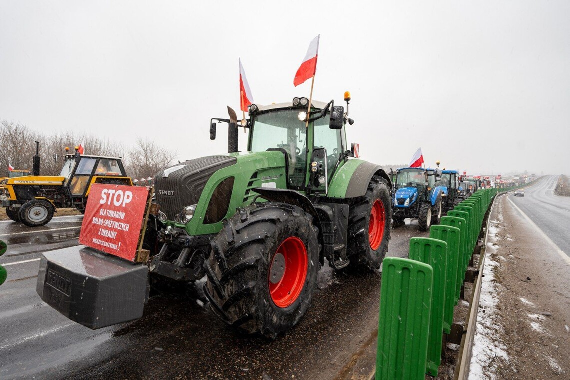 Польские протестующие и полиция начали останавливать пассажирские автобусы, которые курсируют через границу с Украиной, сообщил Кубраков.