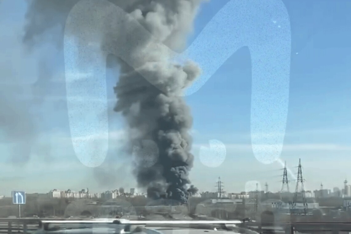 В российском Петербурге местные жители сообщили о пожаре и густом столбе дыма в районе Южной ТЭЦ.