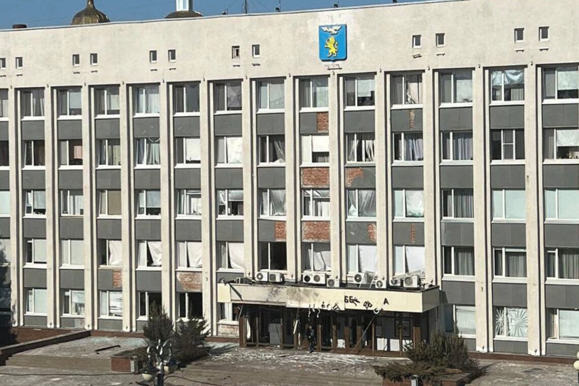 В здании администрации Белгорода после удара беспилотника выбиты стекла и двери, есть пострадавшие.