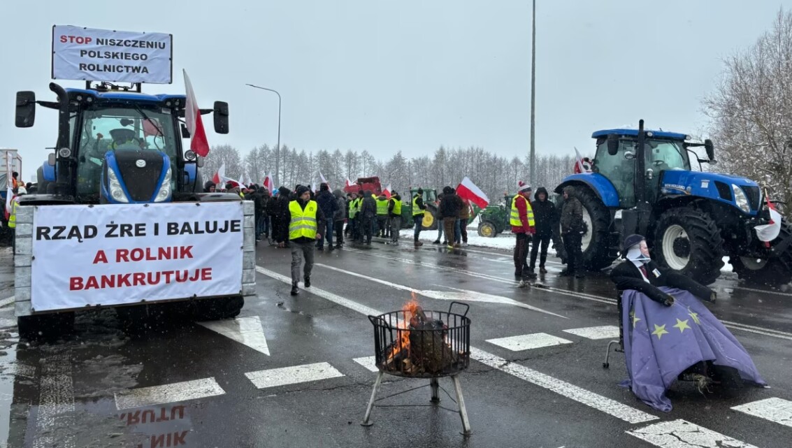 Польские протестующие полностью перекрыли движение грузовиков из Украины в Польшу через четыре пункта пропуска – Шегини, Ягодин, Угринов и Устилуг.