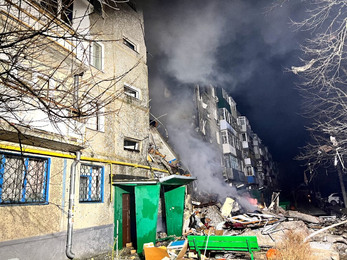 В Сумах во время атаки вражеских беспилотников произошло попадание в многоквартирный жилой дом.