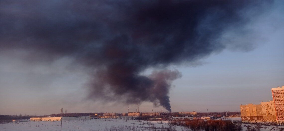 В россии сегодня, 13 марта, после атаки беспилотников горит очередной нефтезавод – на этот раз в Рязани.