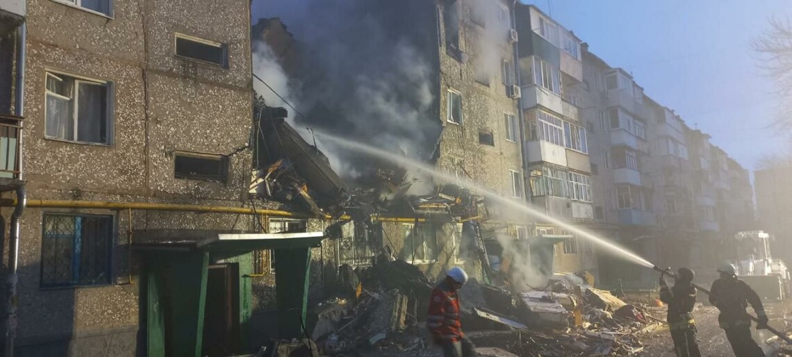 В Сумах после попадания дрона в пятиэтажку пострадали минимум 8 человек, также есть погибшие. Повреждены 30 квартир, половина из них разрушены.