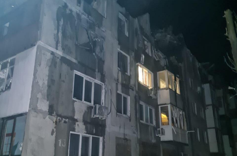 В Мирнограде после российской атаки частично разрушен пятиэтажный дом – два человека погибли, есть раненые.