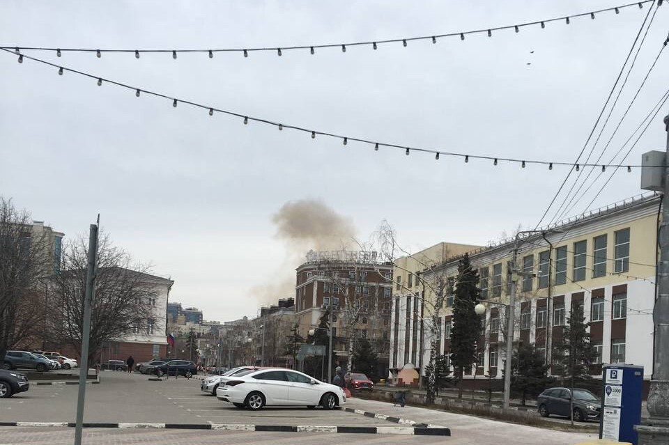 В Белгороде беспилотник попал в здание ФСБ, там повреждены фасад и окна. Утверждается, что пострадавших нет.