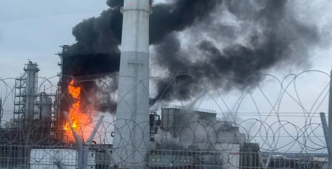 Дроны СБУ ночью атаковали три из пяти крупнейших российских нефтеперерабатывающих завода – в Рязани, Кстово и Киришах.