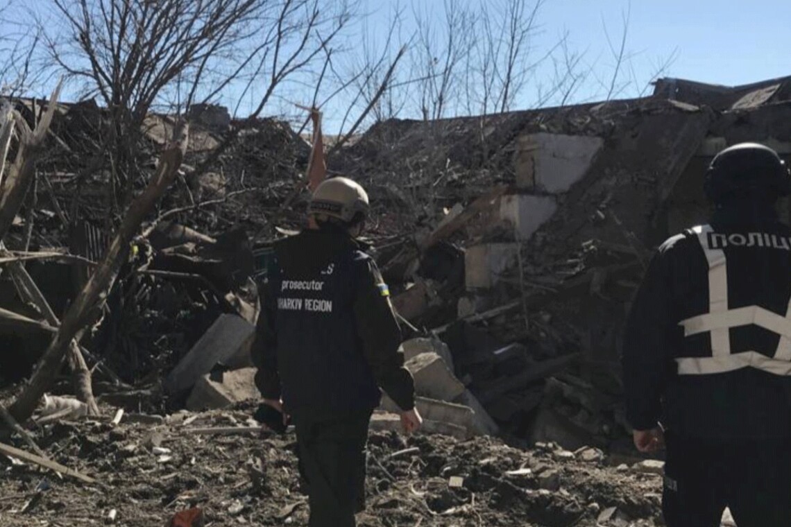 Оккупанты сбросили управляемую авиабомбу на город Волчанск. В результате атаки был поврежден двухэтажный дом.