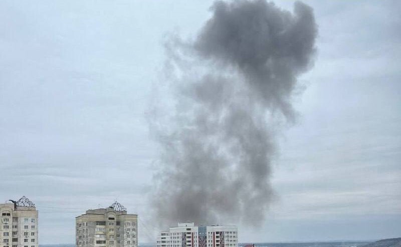 В российском Белгороде объявлена ракетная опасность, сообщается о взрывах в центре города, видно дым.