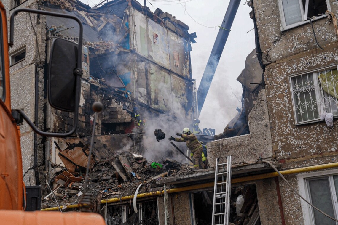 В Сумах увеличилось количество жертв из-за удара российской армии по многоэтажному дому в среду.