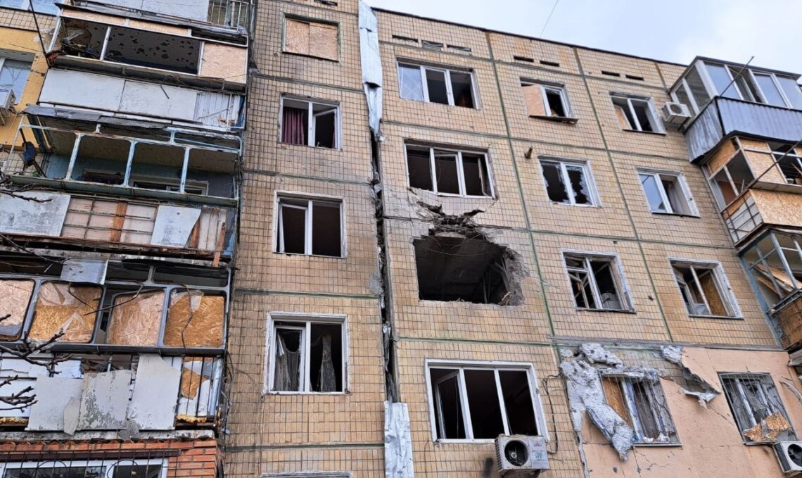 В Никополе пять человек пострадали в результате артиллерийских обстрелов рф. В городе повреждены многоэтажные жилые дома, аптека, автомобили.
