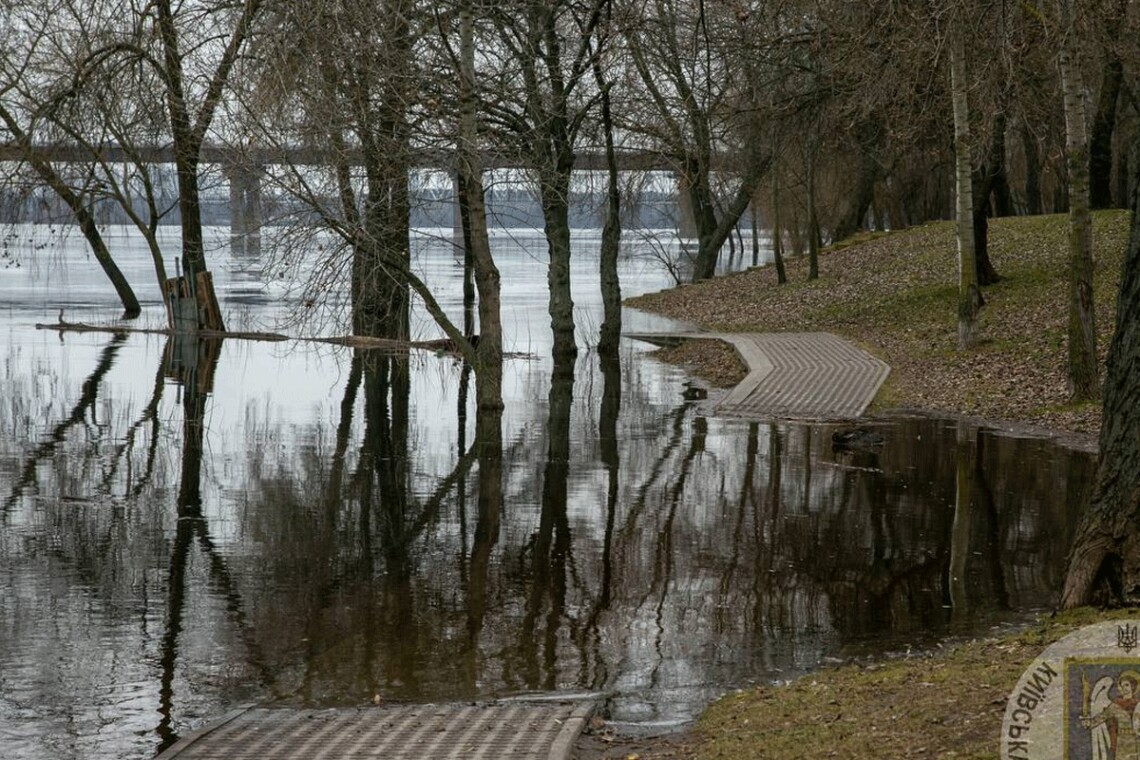 Подъем происходит вследствие увеличения сбросов воды из Киевского водохранилища из-за пропуска весеннего половодья.