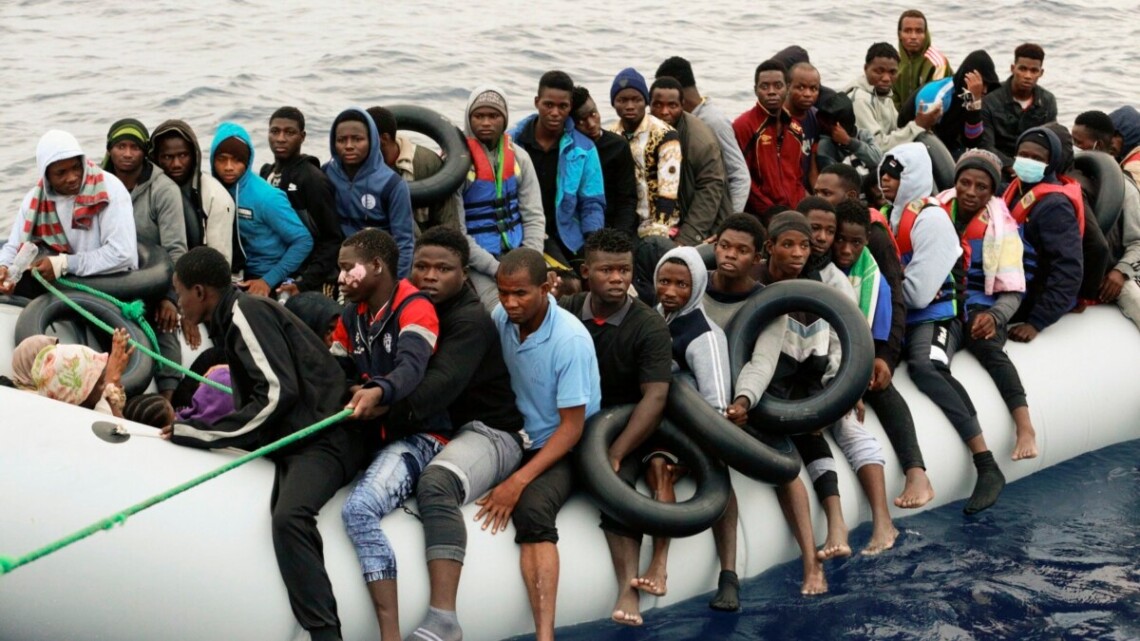 По меньшей мере, 60 нелегалов из Ливии погибли в Средиземном море, пытаясь попасть в Европу на резиновой лодке.