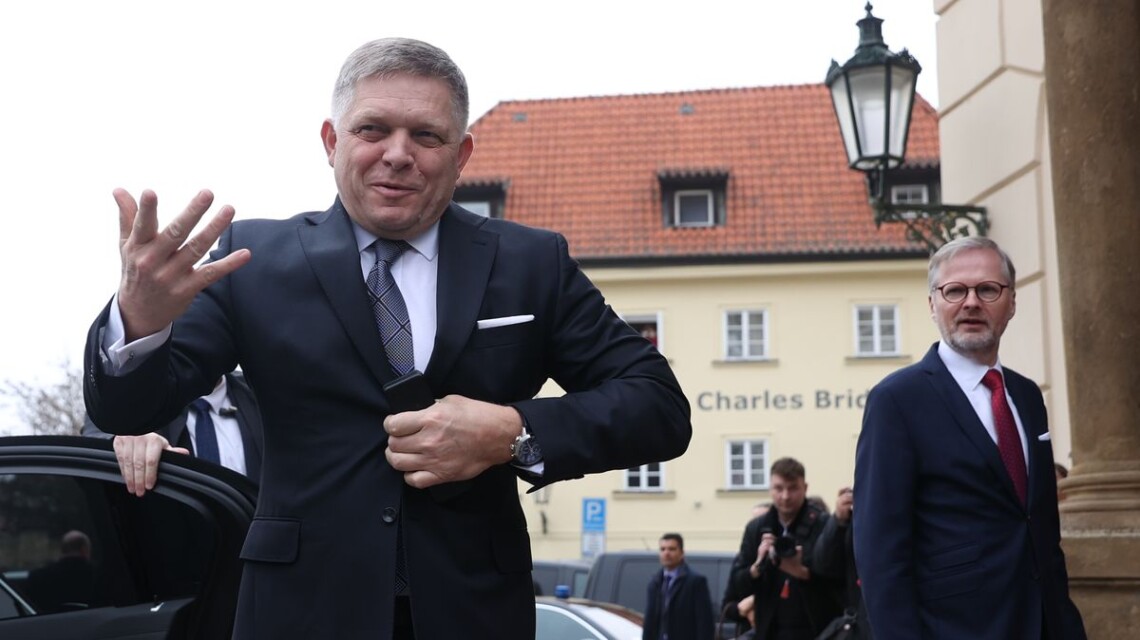 Премьер Чехии на встрече с союзниками в Париже не стал озвучивать детали инициативы по закупке боеприпасов для Украины из-за присутствия пророссийского премьера Словакии Фицо.