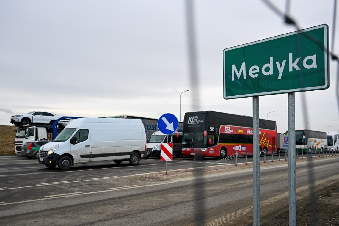 Польские протестующие начали блокировать движение автобусов в пункте пропуска Медика – Шегини. Обещали пропуска по одному автобусу в два часа.