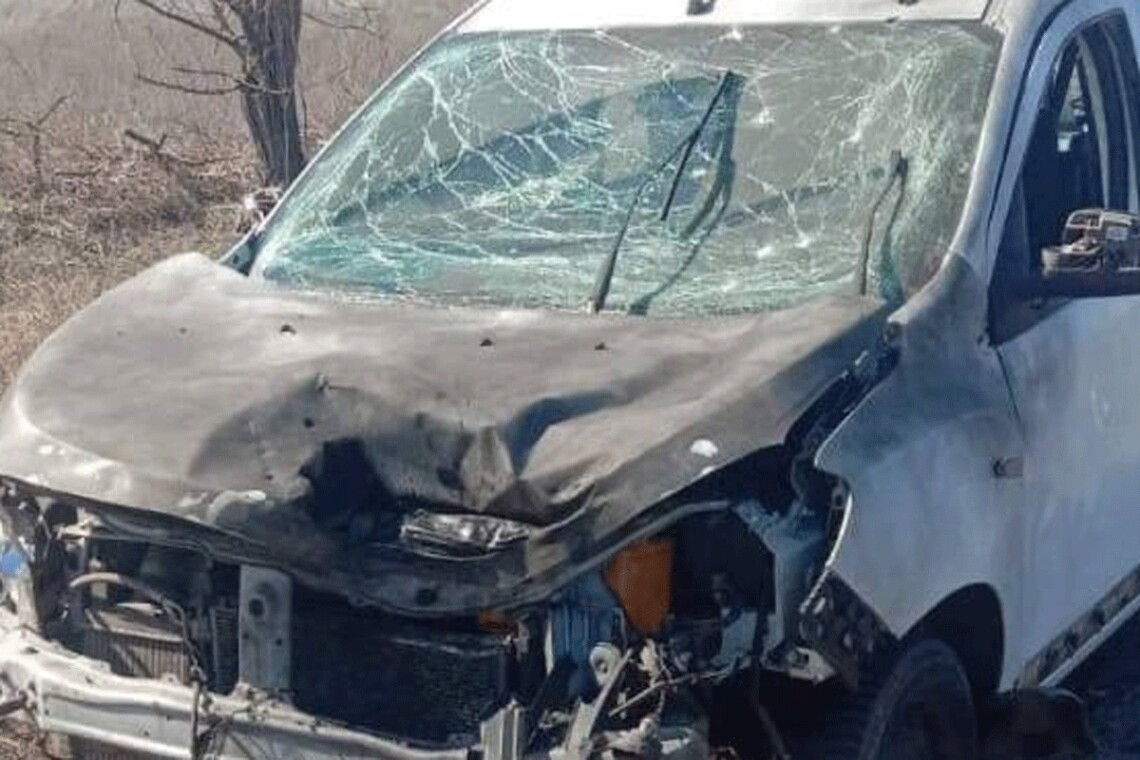 На Херсонщине российские войска сегодня днём обстреляли гражданские автомобили, погибли два человека.