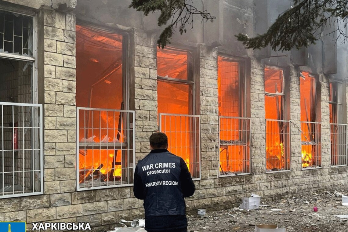 В Харькове продолжают тушить масштабный пожар на месте удара крылатой ракетой. Под завалами остались люди.