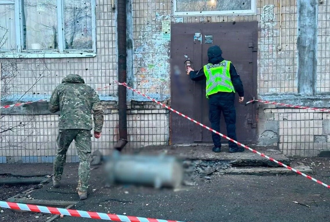 В Киеве уже 10 пострадавших после ракетной атаки, среди них ребёнок. Обломки, по уточненным данным, упали в Шевченковском, Святошинском и Подольском районах.