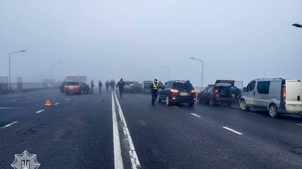 На Скниловском мосту во Львове из-за густого тумана произошло три ДТП, столкнулись около 25 автомобилей.