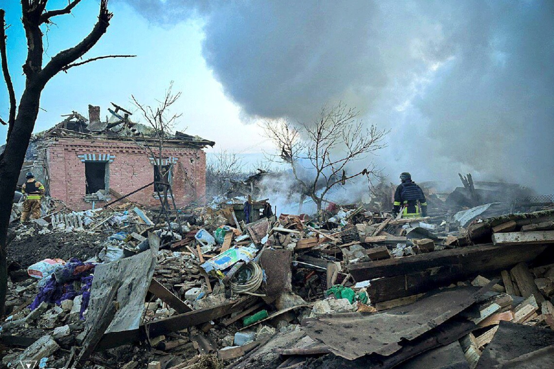 В Киевской области во время атак рф в результате падения обломков вражеских ракет возникли пожары и разрушения жилых домов, сгорели машины.