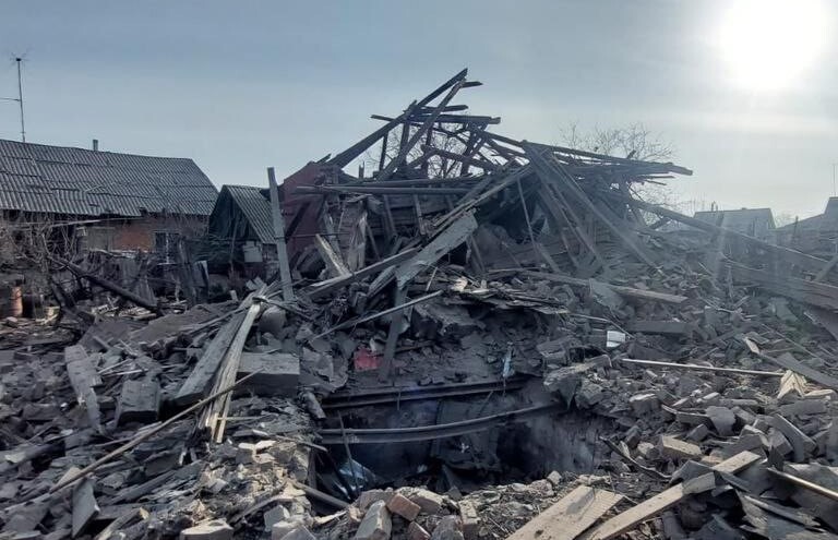 Российские оккупанты в четверг, 21 марта, обстреляли город Новогродовка в Донецкой области. В результате атаки погибла женщина.