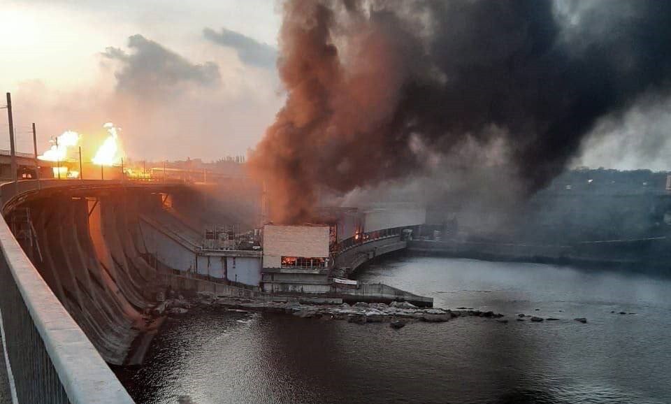 По Днепровской ГЭС было два прямых попадания – в ГЭС-1 и ГЭС-2. Неизвестно, удастся ли восстановить ГЭС-2, сообщили в Укргидроэнерго.