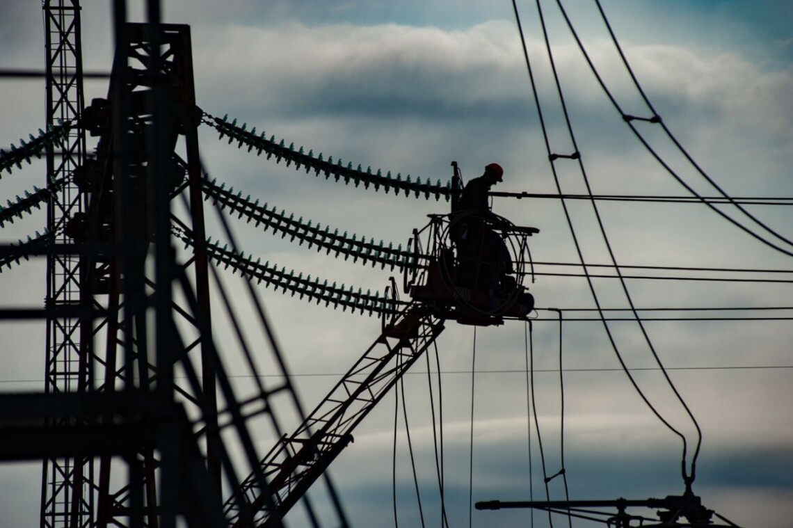 После атаки россии на энергоинфраструктуру Украины сотни тысяч потребителей остались без света. В некоторых областях и городах введены графики отключения.