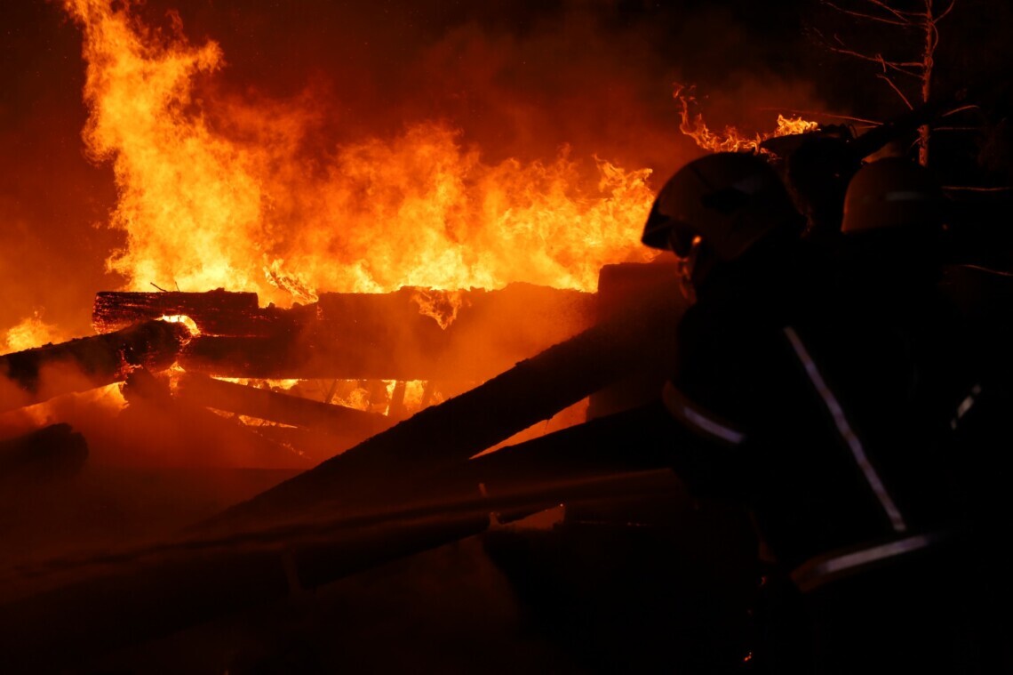 Вечером в пятницу, 22 марта, российская оккупационная армия нанесла удар по Одесскому району. На месте попадания возник пожар.