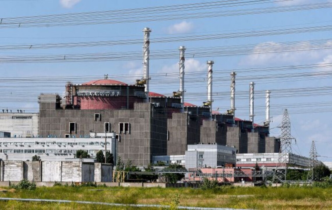 Запорожская АЭС второй раз за сутки оказалась на грани блекаута из-за российского обстрела. Оккупанты повредили линию, питающую станцию.