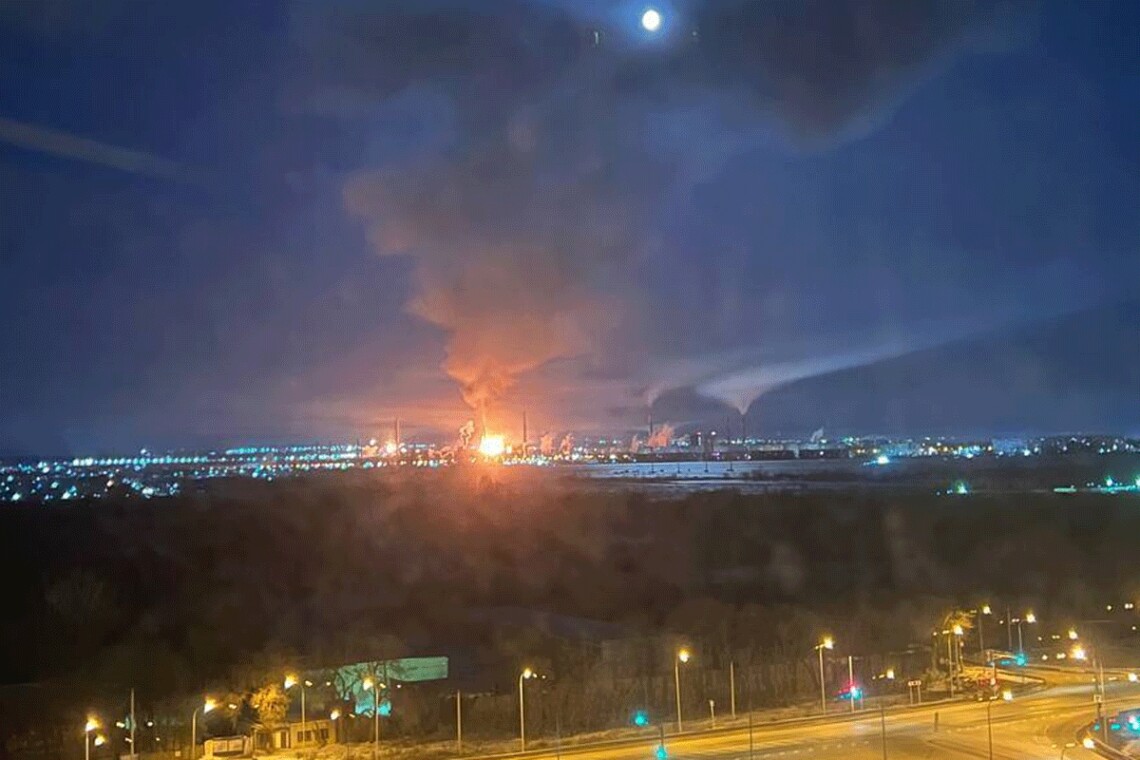 В Самарской области рф вспыхнул мощный пожар на Куйбышевском нефтеперерабатывающем заводе после атаки БПЛА. Сейчас он не работает.
