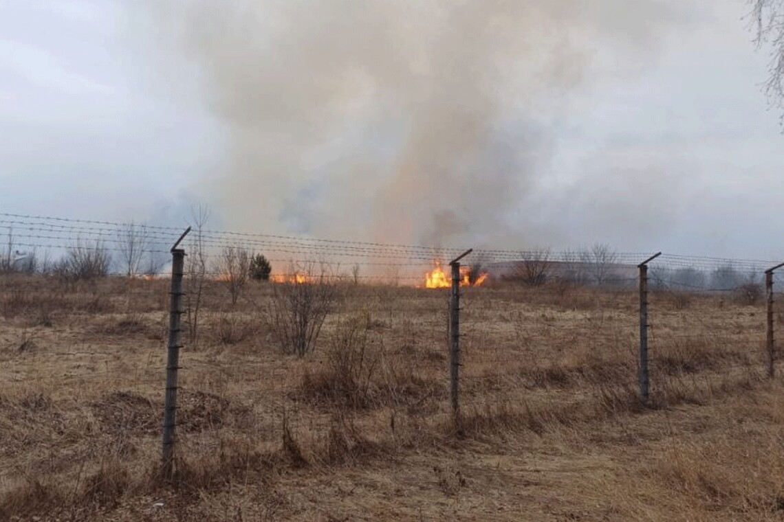 Оккупанты 24 марта сбросили авиабомбы на посёлок в Сумской области, под удар попал энергообъект.