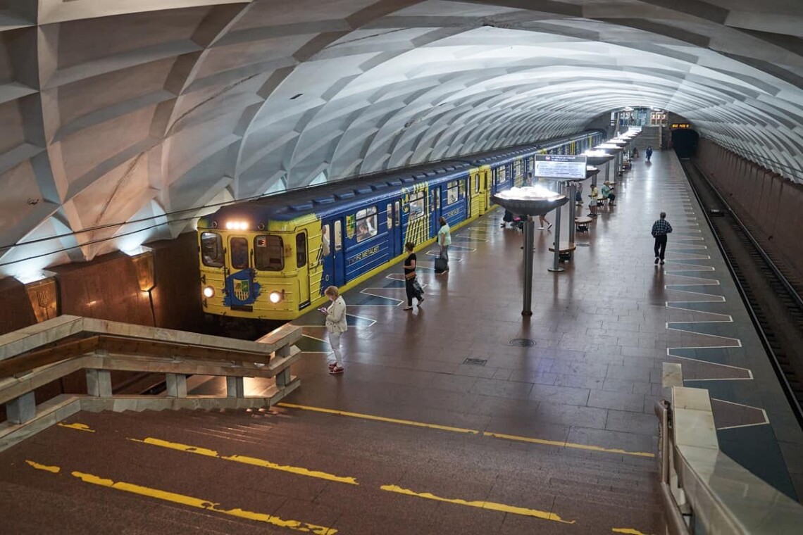 Харьковское метро возобновляет работу, интервал движения поездов составит 20 минут. Подземка не работала после масштабной атаки 22 марта.
