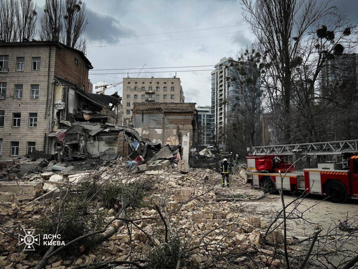 В Печерском районе Киева разбирают завалы после ракетной атаки, там могут находиться люди.
