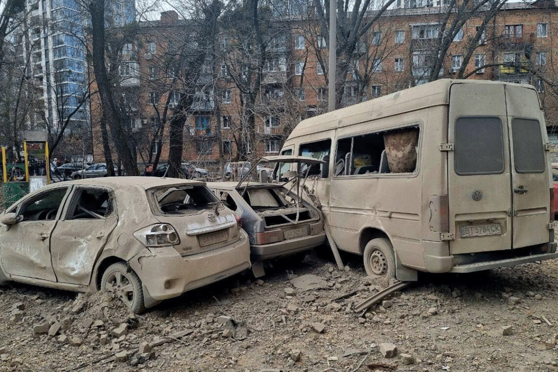 В Киеве количество пострадавших в Печерском районе выросло до 7 человек. На атаку отреагировал президент Владимир Зеленский.