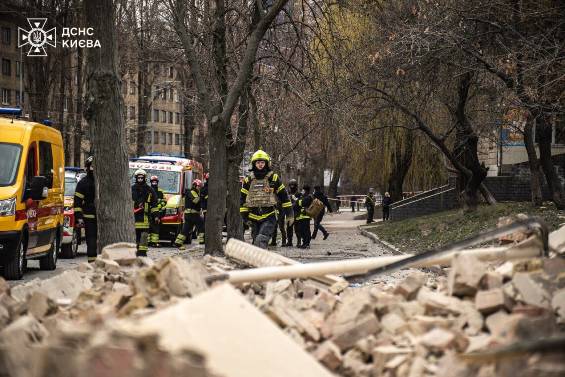 Аварийно-спасательные работы после утреннего ракетного удара россии по Киеву завершены. На месте падения обломков ракет работали 86 спасателей.