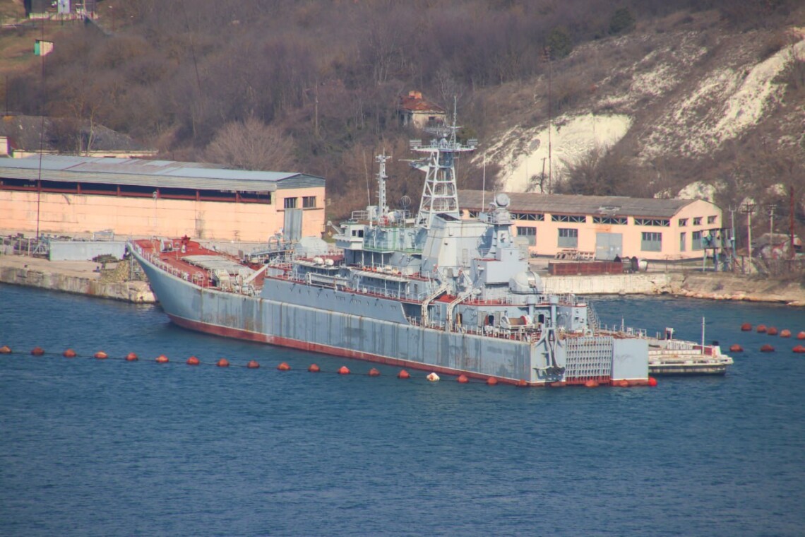 Во время последней атаки на Севастополь ВСУ поразили ракетой Нептун большой десантный корабль Константин Ольшанский.