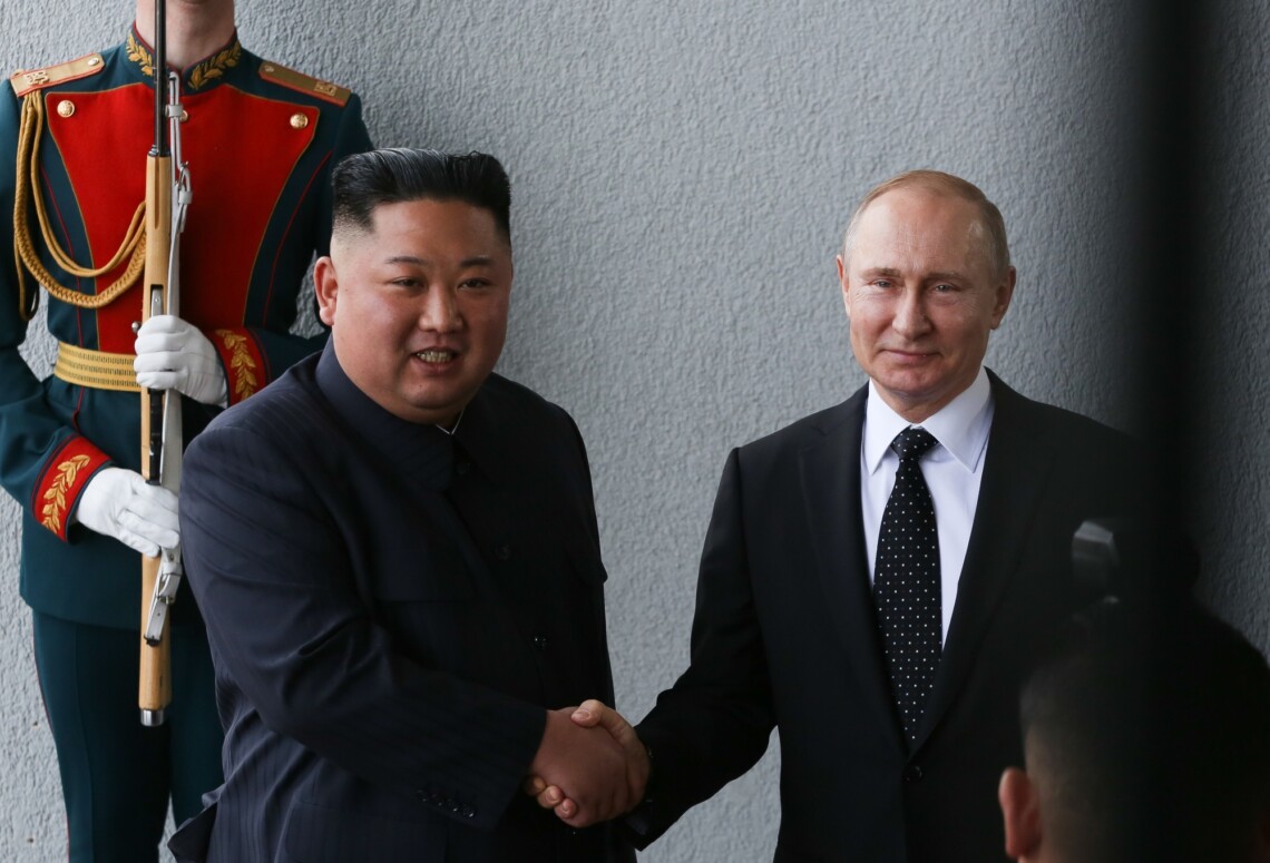 Россия, вопреки санкциям ООН, начала напрямую поставлять нефть Северной Корее в обмен на оружие.