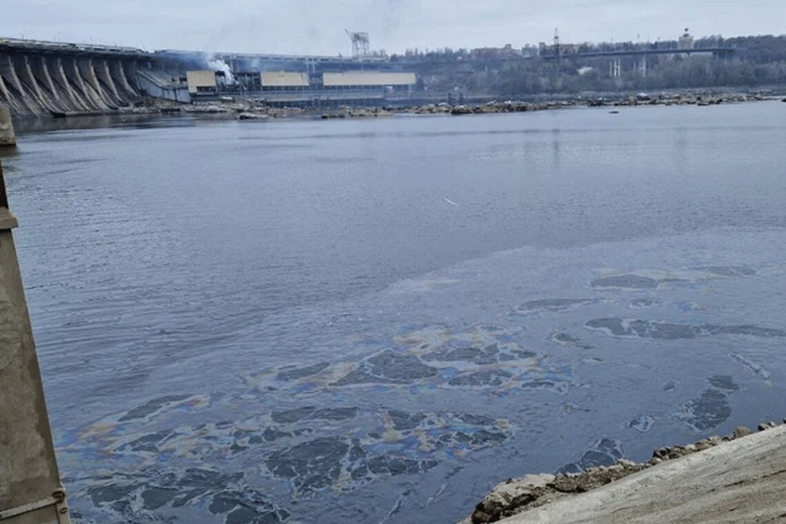 Концентрация загрязняющих веществ в реке Днепр от утечки нефти из-за атаки рф на Днепровскую ГЭС уменьшается постепенно.