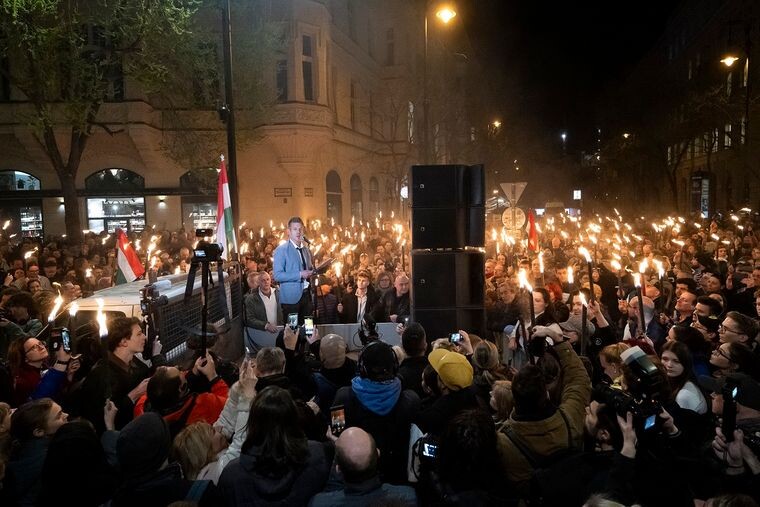 В Будапеште, столице Венгрии, тысячи людей вышли на протест после того, как в СМИ обнародовали аудиозапись о возможном сокрытии коррупции в правительстве премьер-министра Виктора Орбана.