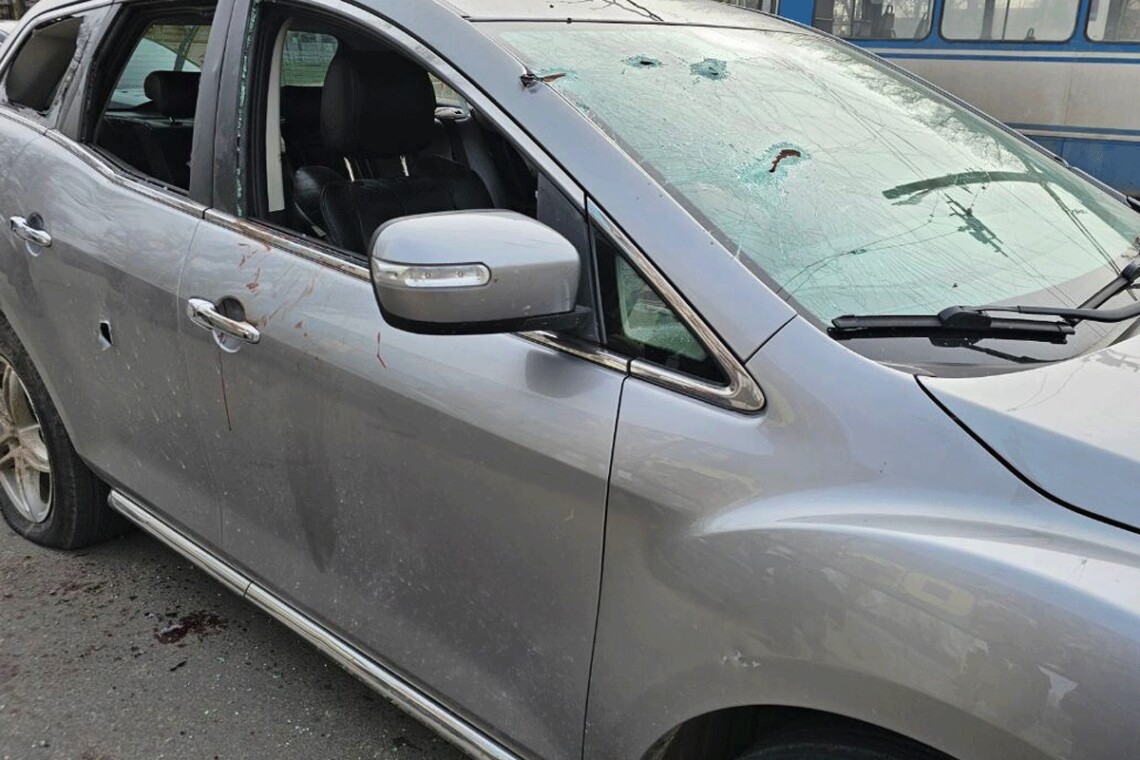 Под обстрел российской армии попало такси в Херсоне — водитель погиб, двое пассажиров ранены.