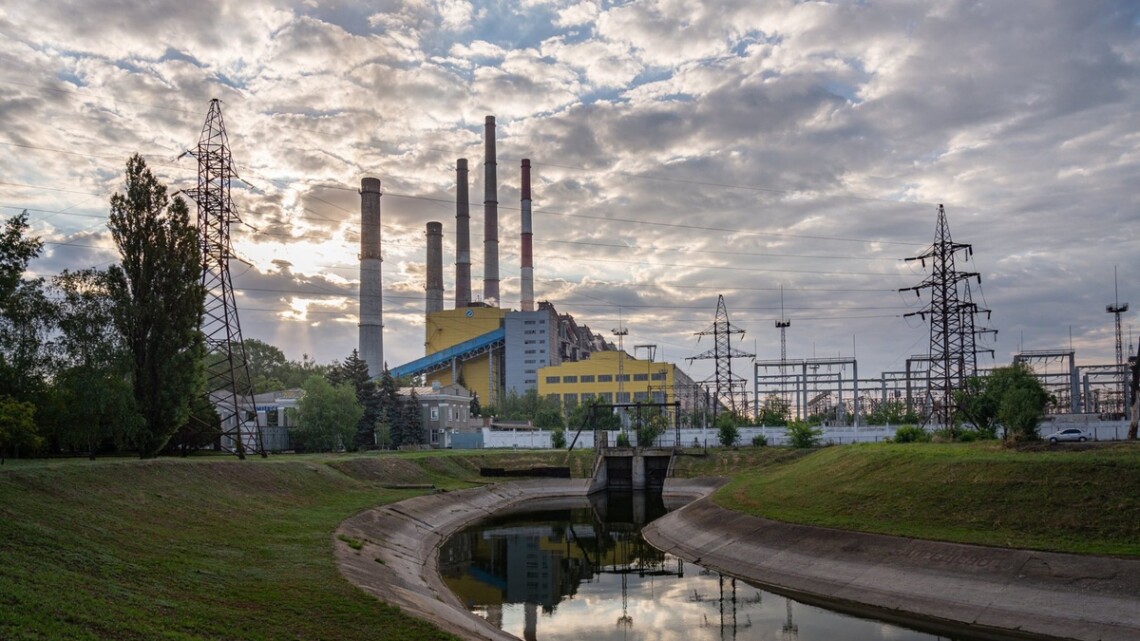 Одна из самых больших теплоэлектростанций в Харьковской области – Змиевская – полностью разрушена российскими ударами. Ни один её энергоблок не работает.