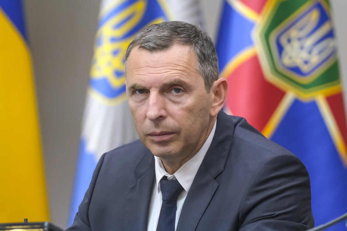 Президент Украины Владимир Зеленский уволил своего первого помощника Сергея Шефира, а также отстранил с сохранением должности ещё четырёх советников.