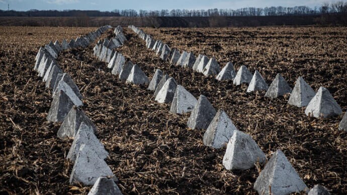 По состоянию на конец марта в Запорожской области установлено более 11 тысяч бетонных пирамид.