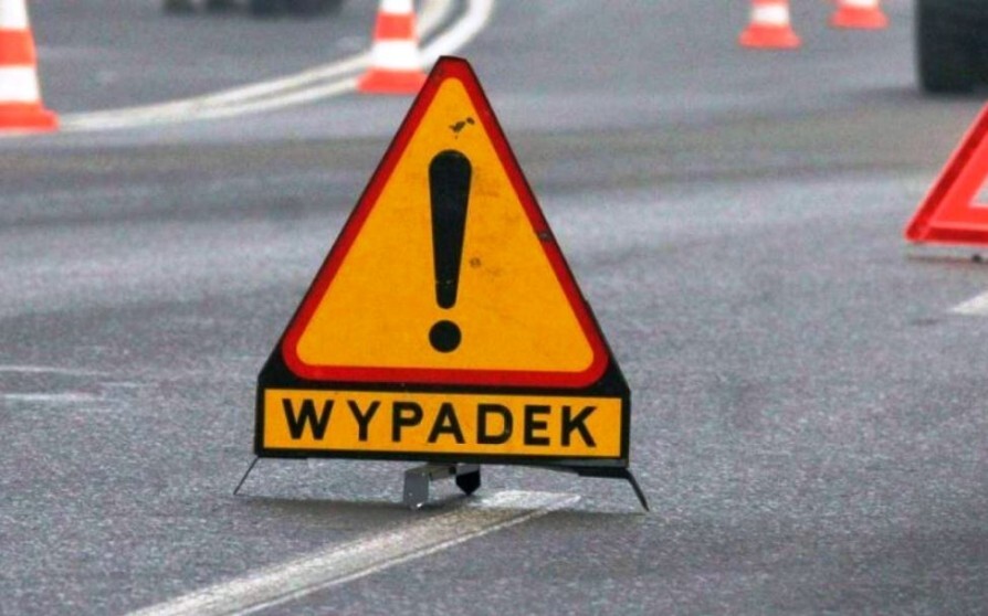 Согласно данным полиции, украинец разогнался до скорости около 200 км/ч, выехал на главную магистраль и врезался в столб.