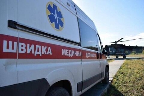 65-летний мужчина получил осколковые ранения. Снаряд упал возле ворот его дома и разорвался. Также ранена медсестра в Бериславе.