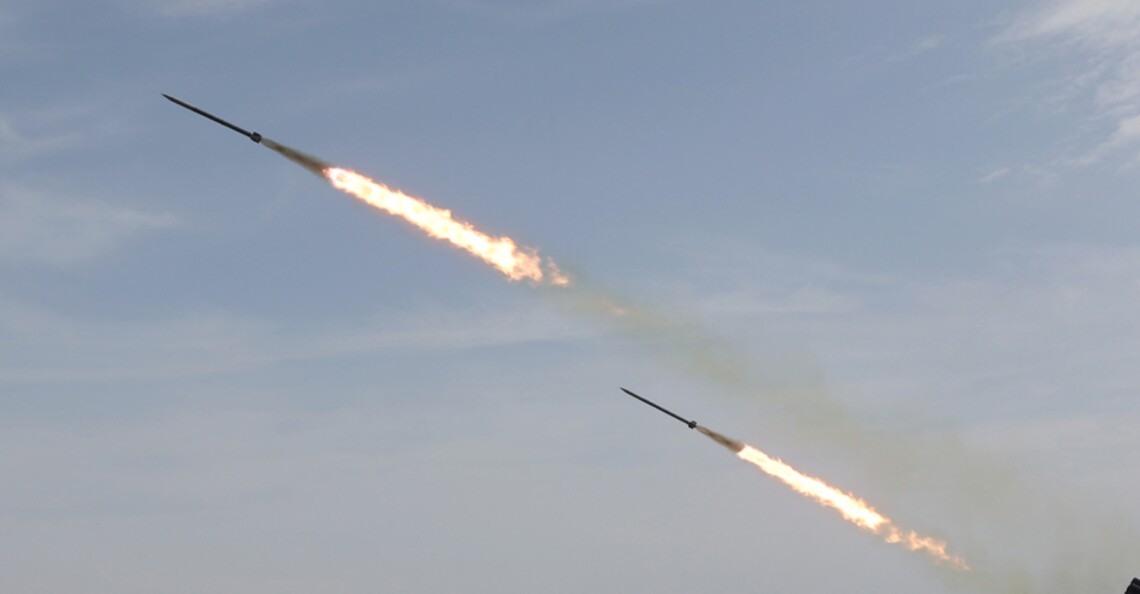 Российские войска в ночь на воскресенье, 31 марта, атаковали Украину ракетами и дронами-камикадзе. Силы противовоздушной обороны сбили 18 враждебных целей.