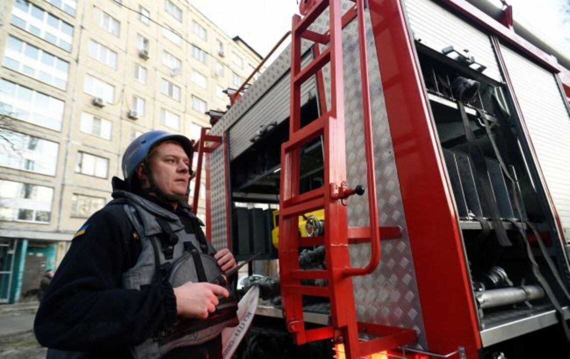 Российские оккупанты 31 марта ударили по объекту критической инфраструктуры во Львовской области. В результате атаки погиб мужчина.