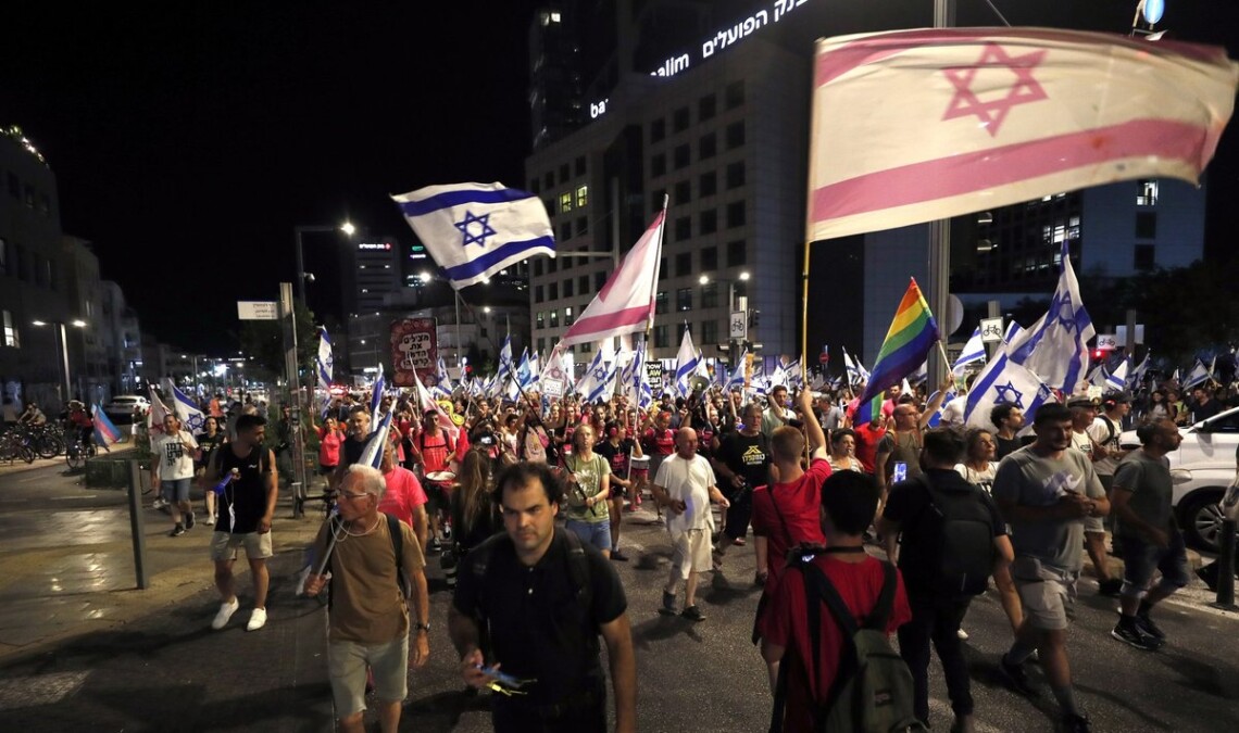 В Израиле протестующие требуют отставки премьер-министра Биньямина Нетаньяху и освобождения заложников ХАМАС.